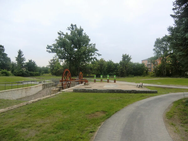 September 2014, fertiggestellter Stadtpark mit Schautafeln und Mühlradnachbildungen im Hintergrund