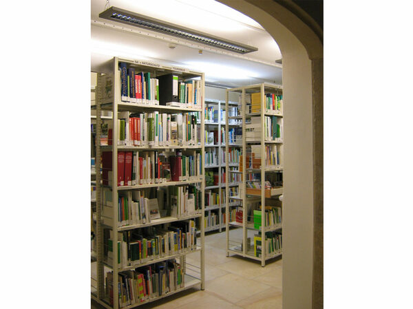 Blick in erweiterte Bereiche der Umweltbibliothek mit Bücherregalen
