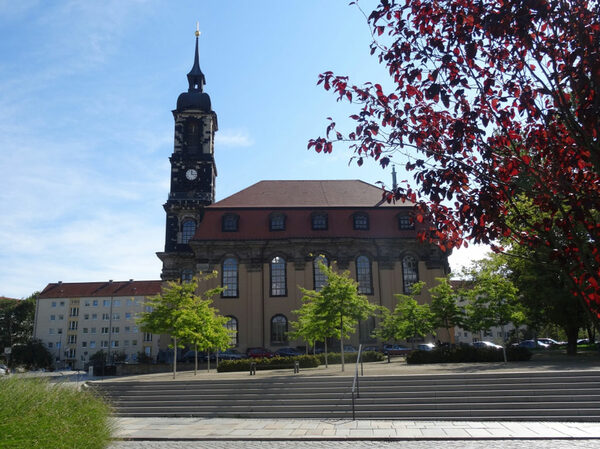Blick auf den neugestalteten Vorplatz der Annenkirche