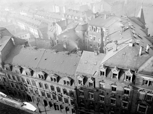 Dort, wo der Vorplatz der Annenkirche neu gestaltet wurde, befanden sich bis 1945 Wohnhäuser. Das Foto zeigt diese Wohnhäuser.
