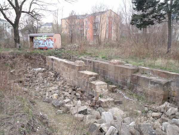 Foto der freigelegten Wasserradgrube des ehemaligen Weißeritzmühlgrabens. Zustand vor der Parkgestaltung