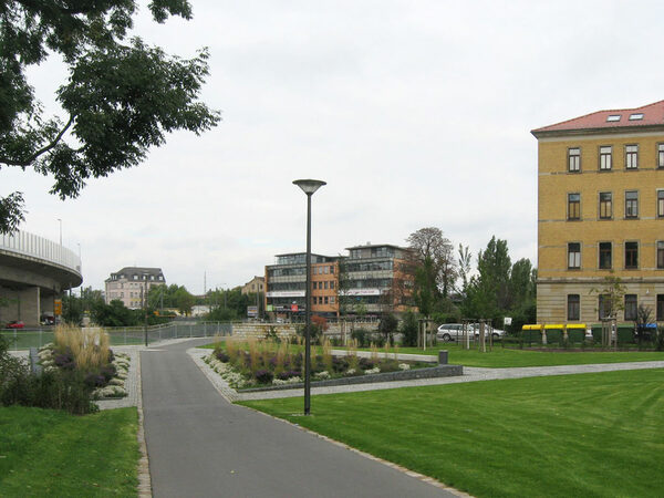 Das Bild von Oktober 2013 zeigt die nach Ferigstellung des Dükers neu gestalteten Floßhof-Terrassen an der Weißeritz.