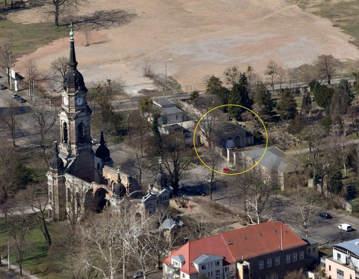 Im Bild ist das Luftbild von Südost mit Tinitatiskirche und gelb umrahmt der Aufbahrungshalle zu sehen.