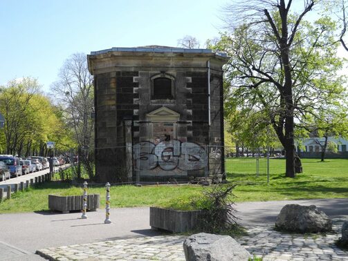 Im Bild ist das Torhaus am Blüherpark Nord vor der Sanierung zu sehen.