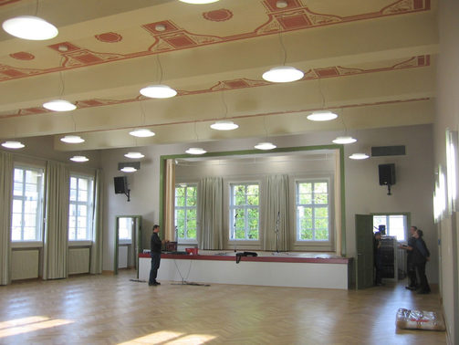 Foto zeigt einen Blick in die restaurierte Aula des Gymnasiums