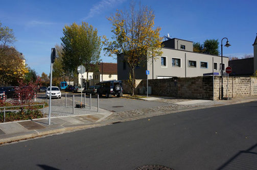 Das Bild zeigt die Straßenkreuzung Konkordienstraße/Moritzburger Straße, welche von einer Natursteinmauer geprägt ist. Die Moritzburger Straße ist eine Sackgasse und von Bäumen und parkenden Autos umsäumt. die Häuser, die rechtsseitig zu sehen sind, sind teilweise im alten und im neuen Baustil gebaut.