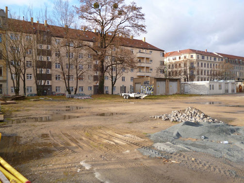 Foto zeigt die Bestandssituation: Brachfläche nach Gebäuderückbau