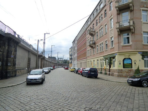 Im Foto ist die Bestandssituation auf der Gutschmidstraße zu sehen. Es fehlt eine grüne Straßenraumbegrünung