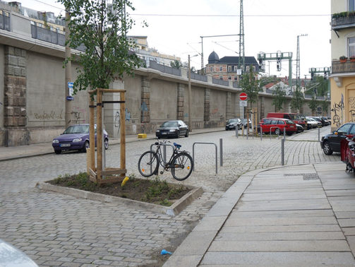 Im Foto ist die neue Parkraumumgestaltung in der Gutschmidtstraße zu sehen