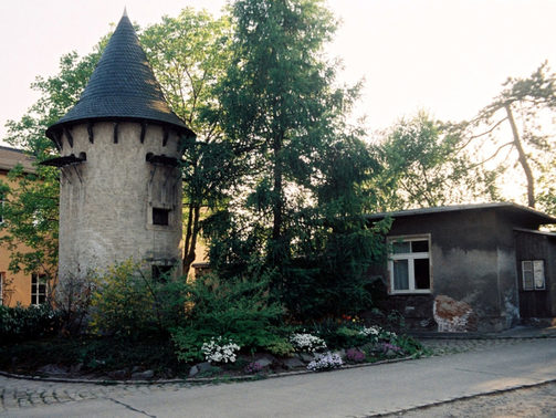 Foto zeigt den ursprünglichen Zustand des Taubenturmes und des Gartenhauses