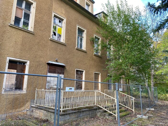 Unsanierte "Villa Akazienhof" in Altgruna