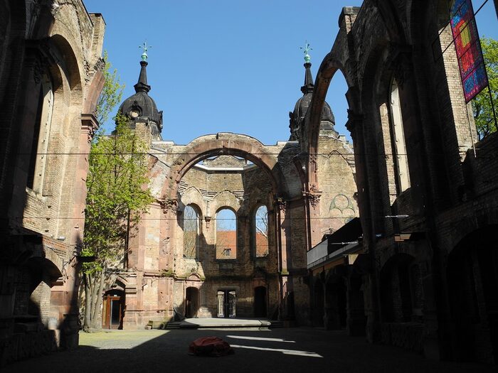 Das Bild ist eine Aufnahme des nicht überdachten Innenraums.