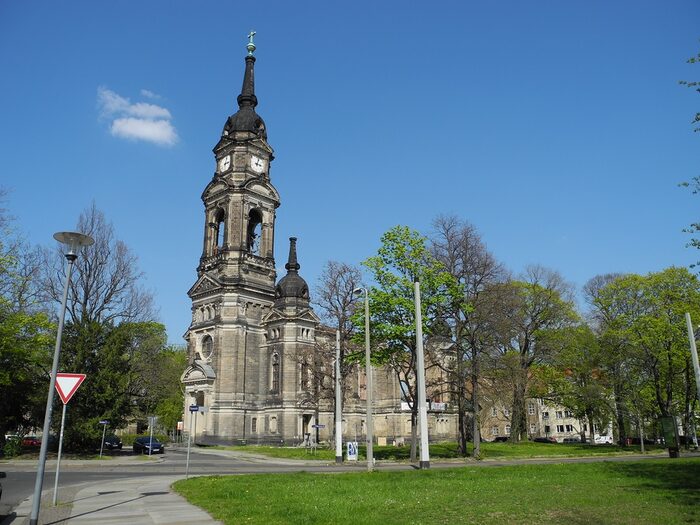 Auf dem Bild ist die Jugendkirche von der Seite zu erkennen.