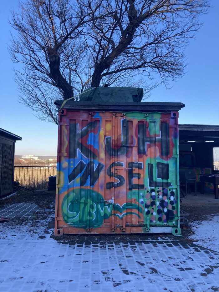 Mit Graffiti besprühter Lagercontainer auf der Freifläche vom Kinder- und Jugendhaus Insel
