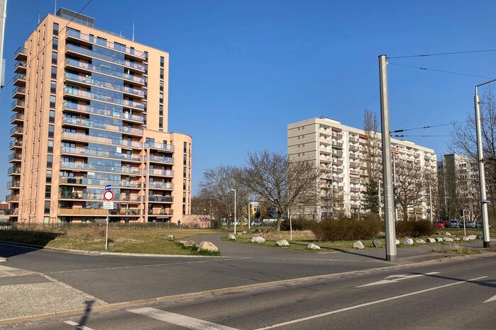 Freifläche an der Stübelallee, im Hintergrund Hochhäuser