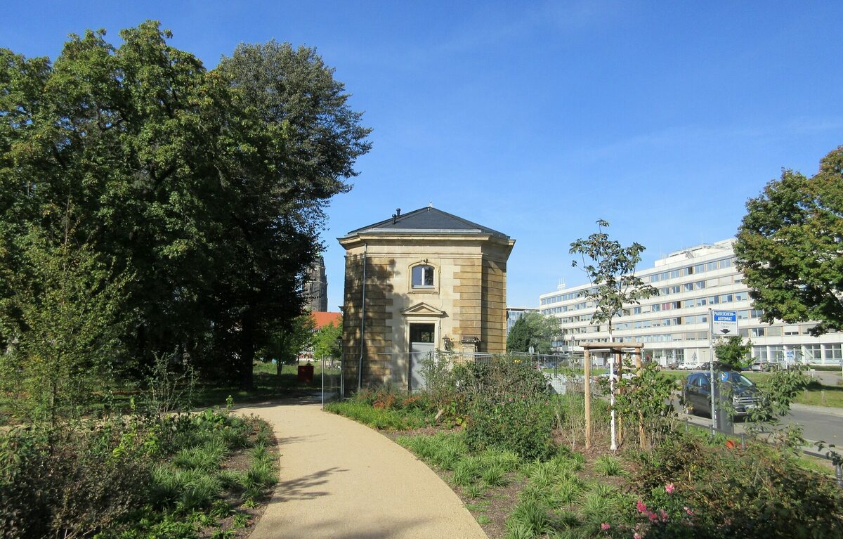 Im Bild ist das Torhaus am Blüherpark Nord nach der Sanierung 2021 zu sehen.