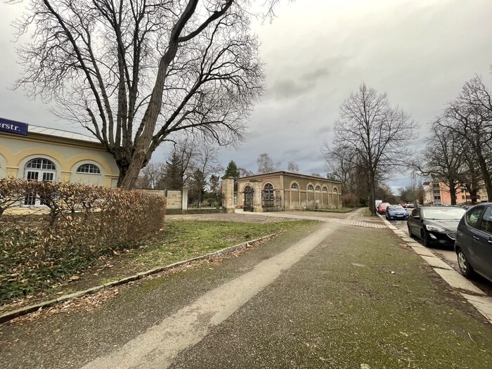 Vorplatz Begegnungszentrum Trinitatisfriedhof