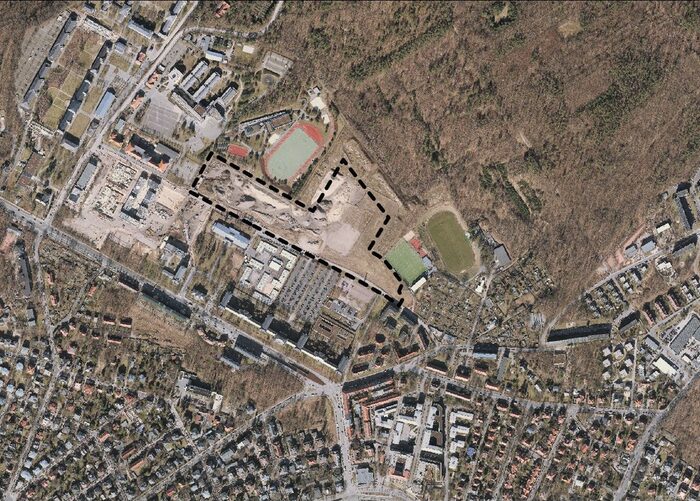 Im Bild ist das Luftbild mit den eingezeichneten Grenzen des Plangebietes dargestellt. Es befindet sich im Stadtbezirk Neustadt direkt an der Stauffenbergallee in unmittelbarer Nähe zum Sportplatz.