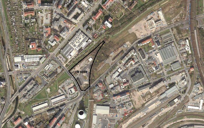 Im Bild ist das Luftbild des Plangebietes dargestellt. Es befindet sich direkt an der Hirschfelder Straße und ist in nördlicher Richtung ausgerichtet und wird für gewerblich zukünftig genutzt.