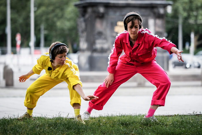 Ein Gefühl von Zeit vermittelten die beiden Tänzerinnen der "The Guts Company" auf d Hauptstraße. Diese bewegen sich auf einer Rasenfläche unweit des "Goldenen Reiters".