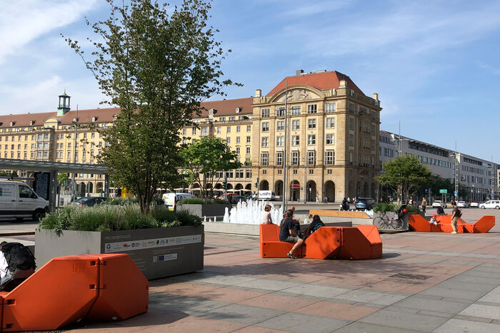 Der Vorplatz des Dresdner Kulturpalastes verwandelte sich zwischen Mai und Oktober 2025 in eine grüne Oase mit Sitzplätzen, Pflanzen und Bäumen in großen Kübeln.