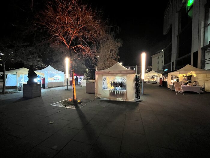 Auf der Freifäche am Ende der Trompeterstraße/Dippoldiswalder Platz lud ein illuminierter Marktplatz ein.
