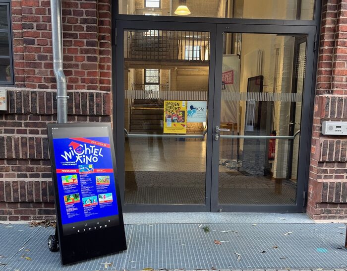 Zu Filmen, Workshops und Wettbewerben im " Wichtelkino" lud der Dresdner Verein für Medienpädagogik und Projektarbeit Kinder und Jugendliche ein. Zu sehen ist die Programmübersicht im Eingangsbereich.