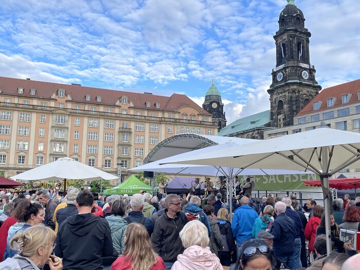 Während des Frühlingsmarktes spielten die "Old Boys" auf dem Historischen Altmarkt vor großem Publikum auf.
