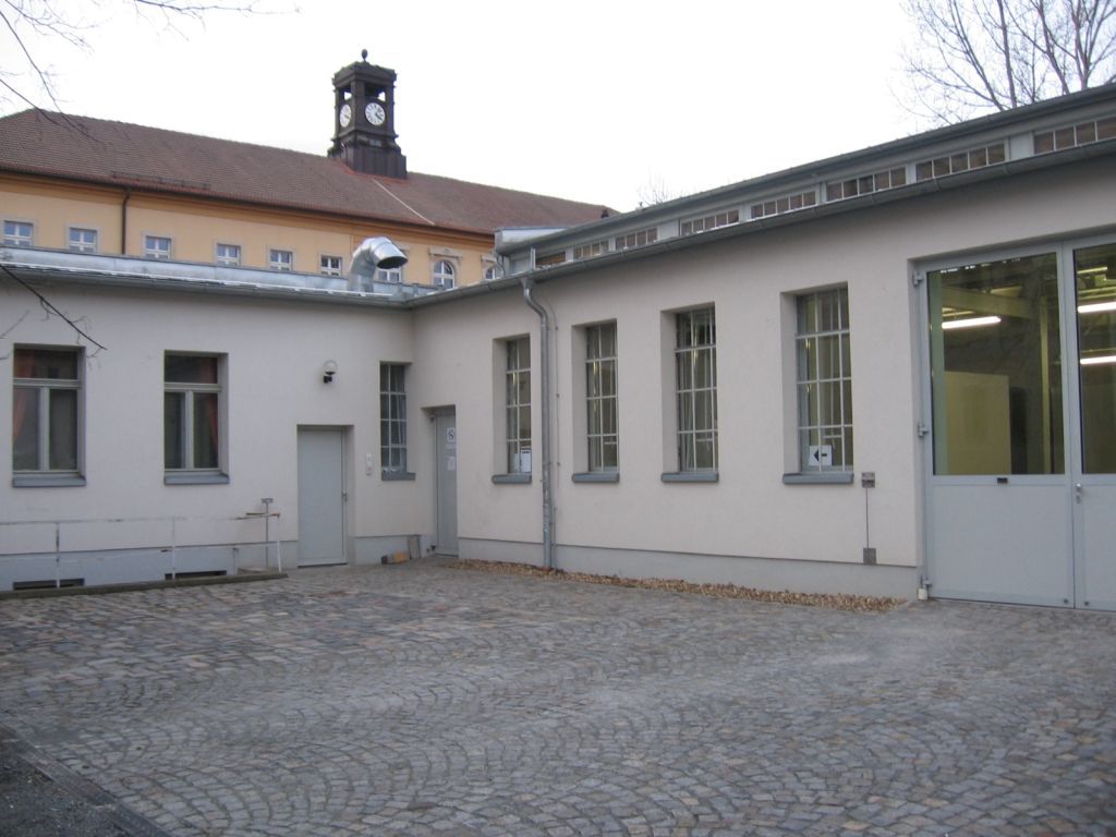 Im Foto ist die ehemalige Motorenhalle im sanierten Zustand zu sehen, wo jetzt ein Projektzentrum für zeitgenössische Kunst für den Riesa. efau untergebracht ist.