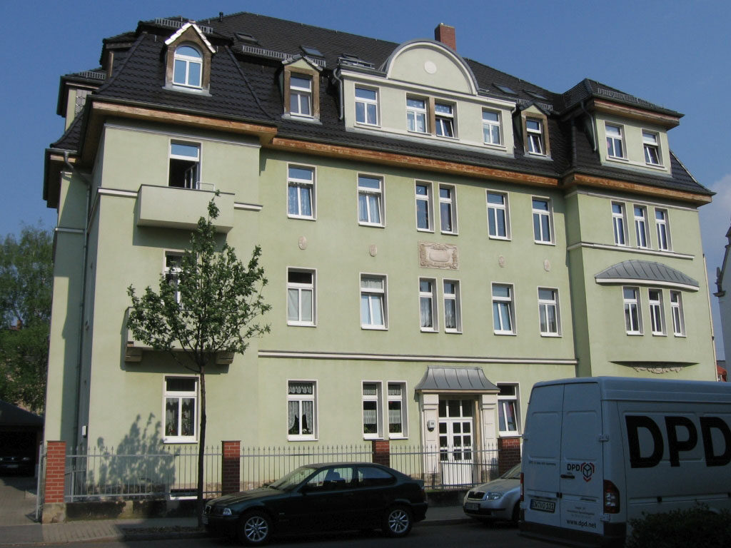 Auf dem Foto ist ein saniertes Wohnhaus auf der Gohliser Straße zu sehen. Es ist ein pastelgrün abgeputzes Gründerzeitgebäude.