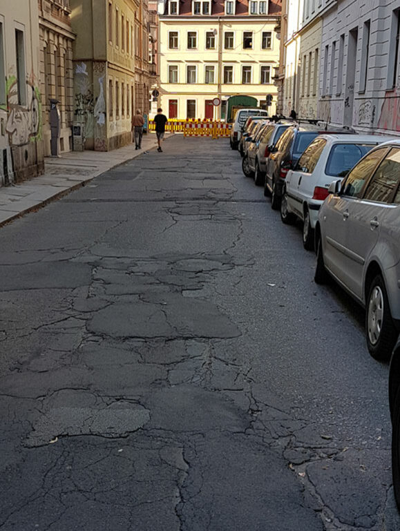 Blick in die Pulsnitzer Straße im unsanierten Zustand