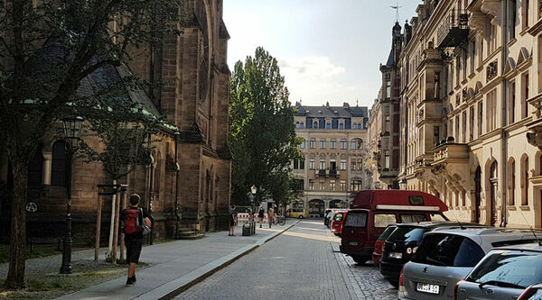 Der umgestaltete und sanierte Martin-Luther-Platz mit den sanierten Fußwegen und Straßenbelag
