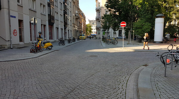 Der umgestaltete und sanierte Martin-Luther-Platz mit den sanierten Fußwegen und Straßenbelag