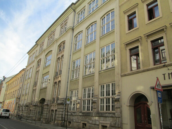 Straßenansicht der 15. Grundschule an der Görlitzer Straße