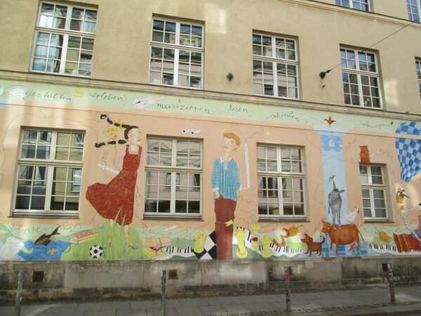 Hofansicht der 15. Grundschule an der Görlitzer Straße