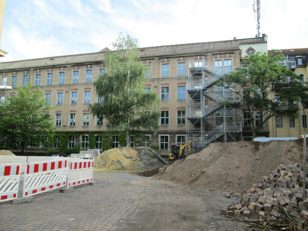 Bild zeigt die Hofansicht mit neuer Fluchtreppe des Gymnasium Dreikönigschule