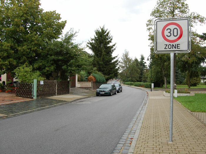 Im Foto wird die als verkehrsberuhigte Zone sanierte Badstraße in der Ortsmitte von Langebrück gezeigt.