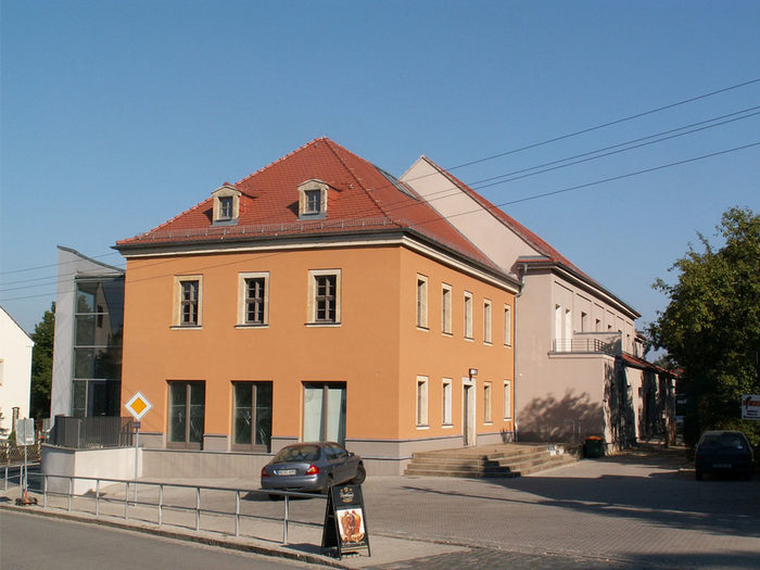Das Foto zeigt das sanierte Bürgerhaus in der Ortsmitte von Langebrück.