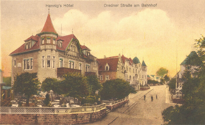 Die historische Aufnahme von Langebrück zeigt das Hotel "Hennig's" im Vordergrund und einen Straßenzug in Langebrück
