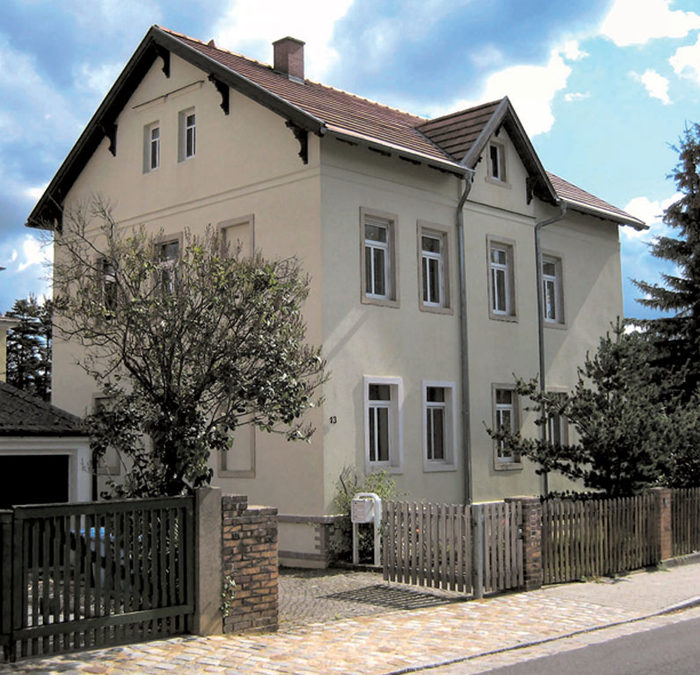 Ein einfaches, aber gut proportioniertes Mehrfamilienhaus nach der Sanierung in der Moritzstraße