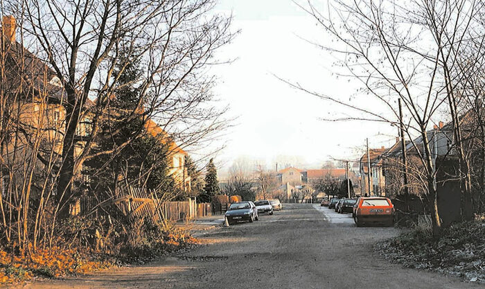 Auf dem Bild ist ein Auschnitt der maroden unsanierte Straßen in Langebrück vor der Einstufung als Sanierungsgebiet.