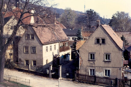 Die abgebildeten Häuser in der Friedrich-Wieck-Straße haben einen dringenden Sanierungsbedarf.