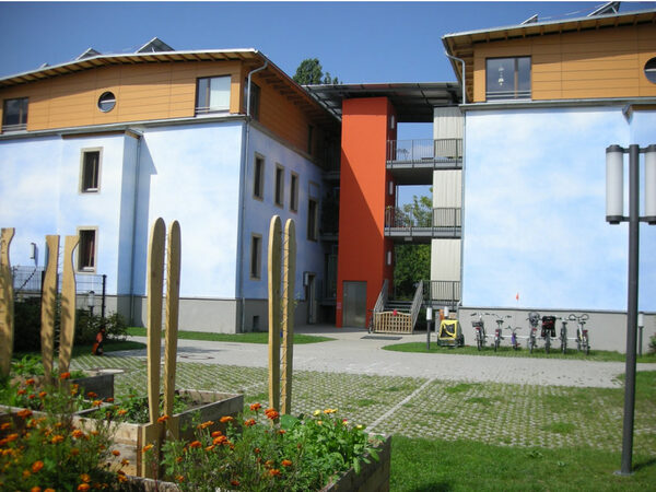Bild zeigt die Kindertagesstätte Himmelblau Leisniger Straße 70 von Außen.
