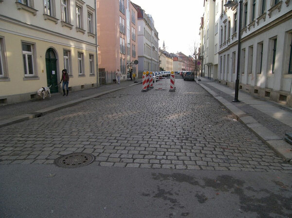 Maroder Zustand der Fahrbahn der Osterbergstraße vor der Sanierung