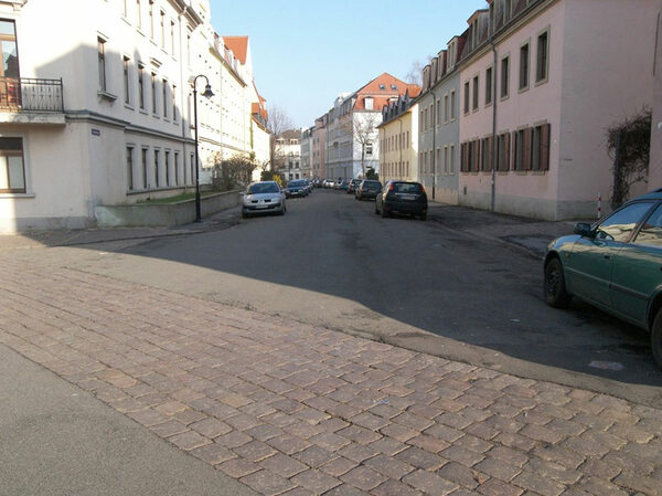 Maroder Zustand der Fahrbahn der Torgauer Straße vor der Sanierung