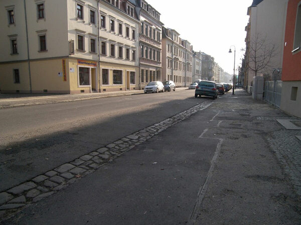 Maroder Zustand der Fahrbahn der Torgauer Straße vor der Sanierung