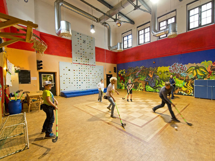 Das Foto zeigt den größten Raum im Plauener Rathaus mit Jugendlichen, welche Hockey spielen.