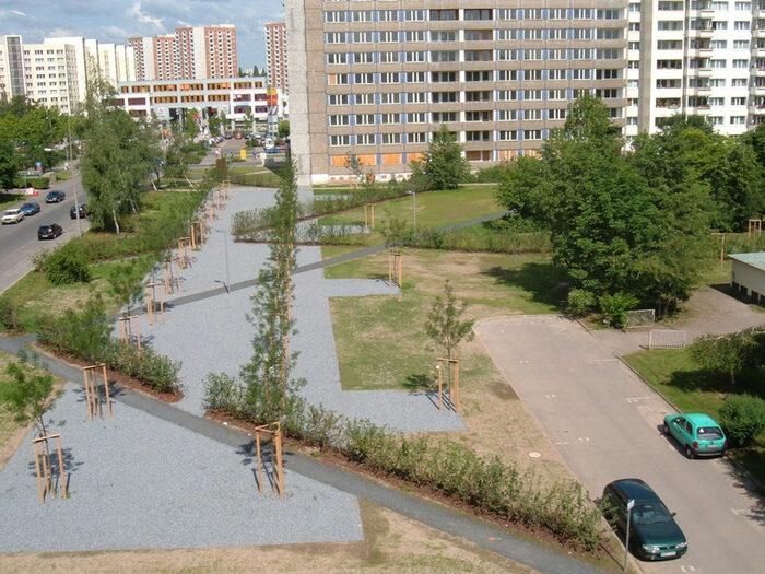 Freiflächengestaltung nach dem Rückbau des Wohnblockes Elsterwerdaer Straße 1 bis 7 mit Baum- und Strauchpflanzungen und Nachbildung des ehemaligen Blockes mit einer Schotterschicht