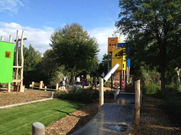 neugebauter Spielplatz an der Geystraße mit Kletterkombinationen für kleinere Kinder und für Größere als fliegende Häuschen und mit Rutsche