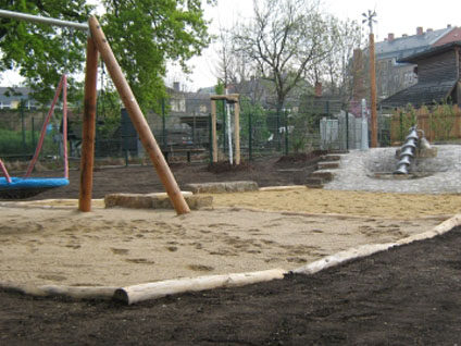 Foto der neuen Grün- und Spielfläche des Horts der 15. Grundschule auf dem Gelände des Louisengrün